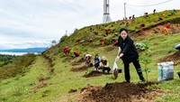 Puan menanam bibit pohon mangga di Tugu Toga Aritonang, Kecamatan Muara, Kabupaten Tapanuli Utara, Sumatera Utara, Kamis (1/9/2022).  