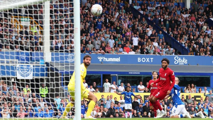 LIVERPOOL, ENGLAND - SEPTEMBER 03: Tom Davies of Everton hits the post during the Premier League match between Everton FC and Liverpool FC at Goodison Park on September 3, 2022 in Liverpool, United Kingdom. (Photo by Robbie Jay Barratt - AMA/Getty Images)
