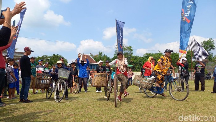Lomba unik yang diberi nama Balap Ontel Keranjang Sisih, diselenggarakan warga Desa Pranan, Kecamatan Polokarto, Kabupaten Sukoharjo, Sabtu (3/9/2022).