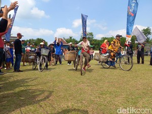 Serunya Lomba Balap Sepeda Keranjang Sisih, Berat Sebelah Bikin Tabrakan