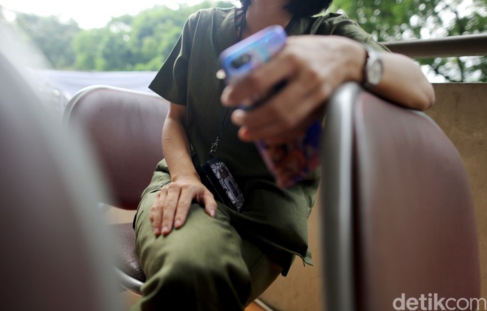 M salah satu ODHA di Kota Bandung yang kini tengah hamil 2 bulan. Ia aktif sebagai PS (Pendamping Sebaya) bagi pasien HIV/AIDS dari Female Plus dan bertugas di Klinik Teratai RS Hasan Sadikin Bandung. M memiliki suami yang Negatif HIV.