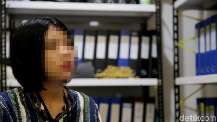 M salah satu ODHA di Kota Bandung yang kini tengah hamil 2 bulan. Ia aktif sebagai PS (Pendamping Sebaya) bagi pasien HIV/AIDS dari Female Plus dan bertugas di Klinik Teratai RS Hasan Sadikin Bandung. M memiliki suami yang Negatif HIV.