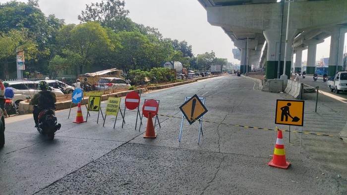 Macet di Jalan Raya Bekasi arah Cakung imbas proyek pengecoran beton (dok. TMC Polda Metro)