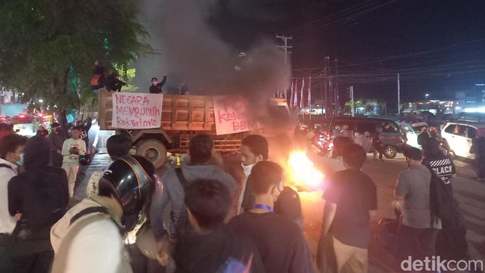 mahasiswa menggelar unjuk rasa menolak kenaikan harga BBM di depan Kampus Universitas Hasanuddin (Unhas), Jalan Perintis Kemerdekaan, Makassar, Sulawesi Selatan (Sulsel). Massa aksi memblokade jalan dan membakar ban.