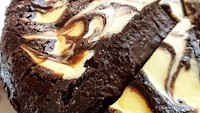 Brownies cokelat pekat tak pernah gagal memanjakan selera, apa lagi kalau teksturnya meleleh dan lumer di mulut. Pendamping segelas kopi hangat terasa sempurna. Kamu bisa bikin melted brownies cokelat pakai resep ini. Foto: Elly Hendrawaty 