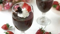 Panna cotta alias puding Italia disukai karena teksturnya kenyal dan lembut. Kamu bisa membuatnya dengan campuran cokelat pekat agar makin legit rasanya. Cara bikinnya gampang, contek saja resep ini. Foto: Linda 