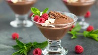 Mau bikin dessert cokelat istimewa? Chocolate mousse jadi pilihan tepat karena rasanya legit creamy. Kamu bisa menambahkan topping buah segar atau cincangan kacang agar lebih enak. Lihat resep ini sebagai inspirasi. Foto: iStock 