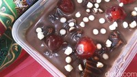 Dessert box belakangan jadi tren dessert. Kamu bisa bikin yang rasa cokelat dengan bahan dark chocolate dan dark cooking chocolate. Taburan manisan ceri merah dan white chocolate chips bikin istimewa. Ini dia resepnya. Foto: detikfood 