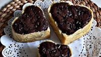 Pie cokelat ini istimewa karena tak mengandung gluten alias tidak dibuat dengan tepung terigu. Bahan utamanya, tepung mocaf yang terbuat dari singkong. Paduan cokelat yang legit bikin rasanya makin enak. Begini cara bikinnya. Foto: Marti Maulana 