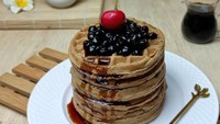 Surabi dan waffle jadi satu dalam kreasi ini. Paduan rasa cokelat membuat rasanya makin enak. Untuk sausnya memakai gula aren yang manis legit. Cek resep surabi waffle cokelat boba di sini. Foto: Catherinaryann7 