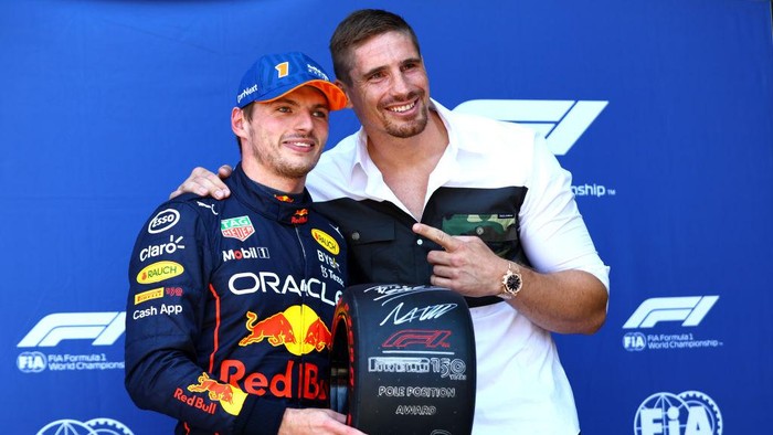 ZANDVOORT, NETHERLANDS - SEPTEMBER 03: Pole position qualifier Max Verstappen of the Netherlands and Oracle Red Bull Racing is presented with the Pirelli Pole Position Award by Rico Verhoeven in parc ferme during qualifying ahead of the F1 Grand Prix of The Netherlands at Circuit Zandvoort on September 03, 2022 in Zandvoort, Netherlands. (Photo by Mark Thompson/Getty Images)