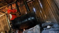 Jika sudah, campuran bahan dimasak melalui proses penyulingan. Biasanya untuk 1 botol besar tu biasanya butuh waktu 2 jam untuk memprosesnya, dan kalau botol kecil itu butuhnya 1 jam.   