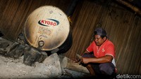 Adrianus Tikneon mempersiapkan pembuatan minuman tradisional Sopi di kawasan Oesoko, Kecamatan Insana Utara, Kabupaten TTU, Provinsi Nusa Tenggara Timur. Sopi berasal dari bahasa Belanda, zoopje yang artinya alkohol cair.  