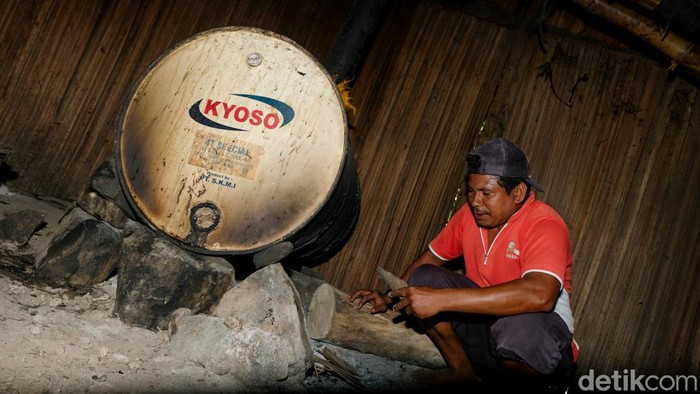 Sopi merupakan minuman tradisional beralkohol dari wilayah Nusa Tenggara Timur (NTT). Seperti apa proses pembuatan minuman ini? Yuk, lihat.