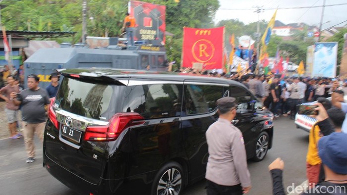 Mobil Mendagri Tito Karnavian diadang massa aksi demo BBM di Sulbar