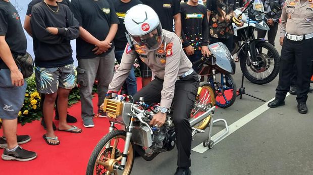 Momen Dirlantas Polda Metro Jaya Kombes Latif Usman menjajal drag race