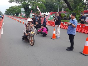 Pegal-pegal! Dirlantas Polda Metro Jajal Drag Race di Kemayoran