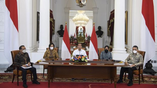 Presiden Joko Widodo mengumumkan harga bahan bakar minyak (BBM) terbaru di Istana Merdeka, Jakarta, Sabtu (3/9/2022). Pemerintah menetapkan harga Pertalite dari Rp7.650 per liter menjadi Rp10.000 per liter, solar subsidi dari Rp5.150 per liter jadi Rp6.800 per liter, Pertamax nonsubsidi naik dari Rp12.500 jadi Rp14.500 per liter berlaku pada Sabtu 3 September 2022 pukul 14.30 WIB. ANTARA FOTO/Sigid Kurniawan/rwa.