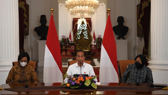 Presiden Joko Widodo mengumumkan harga bahan bakar minyak (BBM) terbaru di Istana Merdeka, Jakarta, Sabtu (3/9/2022). Pemerintah menetapkan harga Pertalite dari Rp7.650 per liter menjadi Rp10.000 per liter, solar subsidi dari Rp5.150 per liter jadi Rp6.800 per liter, Pertamax nonsubsidi naik dari Rp12.500 jadi Rp14.500 per liter berlaku pada Sabtu 3 September 2022 pukul 14.30 WIB. ANTARA FOTO/Sigid Kurniawan/rwa.