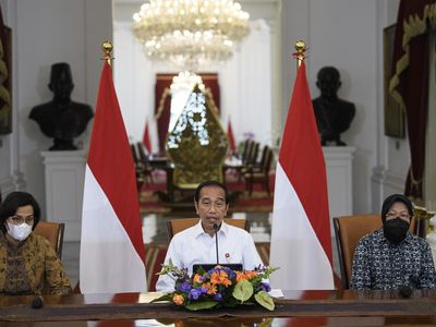 Momen Jokowi Umumkan Harga Pertalite Jadi Rp 10 Ribu