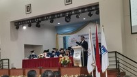 Menko Luhut memberikan sambutan, dan Tony Fernandes duduk di deretan pengurus Sekolah Del. Foto: Ilyas Fadilah/detikcom