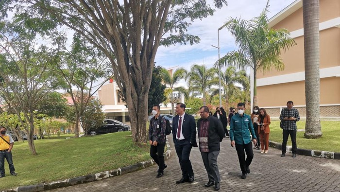 Momen Menko Luhut Pakaikan Tony Fernandes Kain Adat Momen Menko Luhut Pakaikan Tony Fernandes Kain Adat