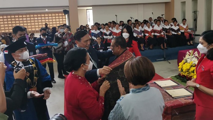 Momen Menko Luhut Pakaikan Tony Fernandes Kain Adat