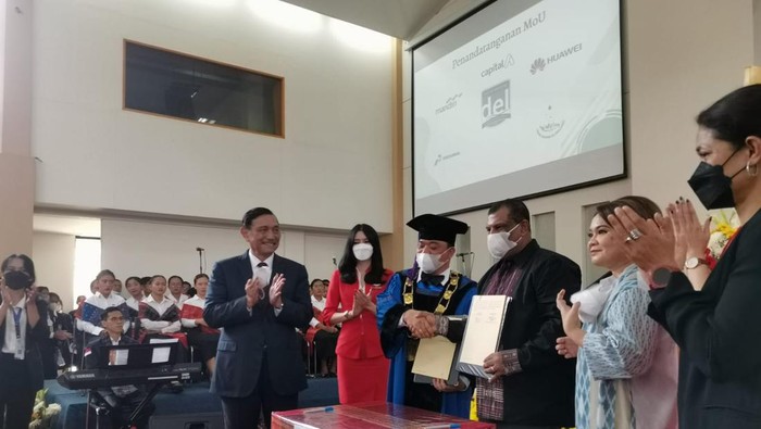 Momen Menko Luhut Pakaikan Tony Fernandes Kain Adat