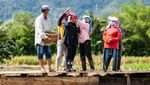 Momen Puan Tebar Benih Padi di Toba Sumut