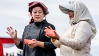 Puan Maharani diajari langsung cara menanam benih jagung oleh salah satu petani wanita di ladang Desa Baruara.  