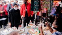 Puan bersama jajarannya meninjau langsung kebutuhan pokok di Pasar Balige.