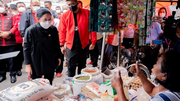 Momen Puan Tebar Benih Padi di Toba Sumut Ketua DPR RI Puan Maharani menabur benih padi bersama petani di Desa Baruara, Balige, Kabupaten Toba, Jumat (2/9/2022).