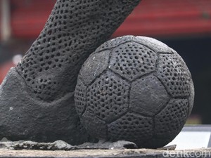 Sebutkan Tiga Gerakan Menahan Bola pada Permainan Sepak Bola