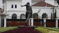 Tapi ia tak mempermasalahkan jika patung ini memiliki berbagai nama yang disematkan warga Bandung. Foto: Wisma Putra/detikJabar
