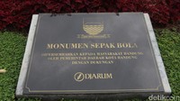 Patung ini dibuat dengan bahan utamanya berupa perunggu. Tingginya sekitar 3 meter. Lokasi penempatan monumen ada di prapatan Jalan Lembong-Tamblong. Foto: Wisma Putra/detikJabar