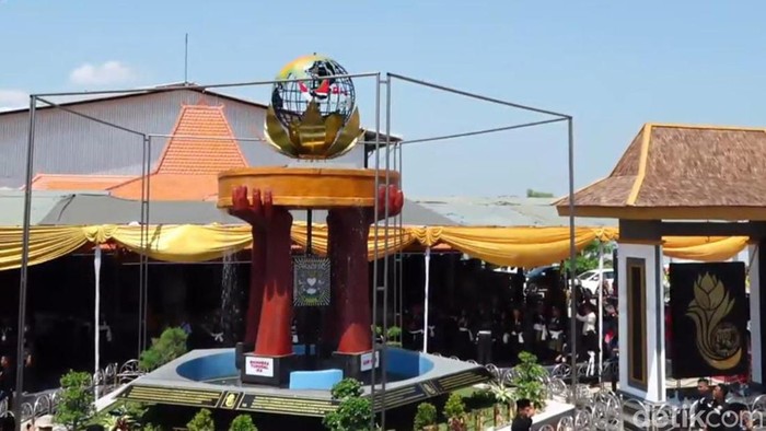 Monumen Terate Emas untuk dunia