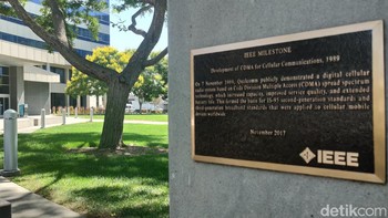Prasasti IEEE di halaman kantor Qualcomm untuk mengenang sejarah lahirnya Code Division Multiple Access (CDMA) pada 7 November 1989. CDMA adalah teknologi yang jadi cikal bakal telepon seluler. Foto: Fitraya Ramadhanny/detikcom