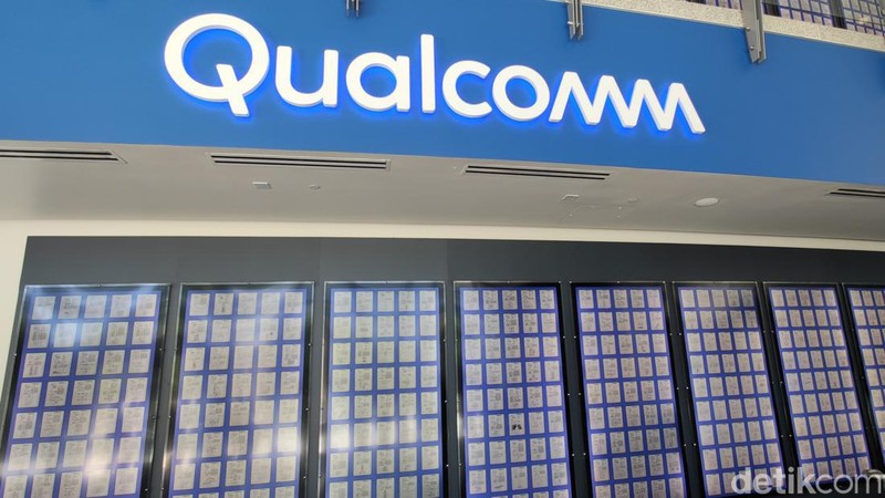 Museum Qualcomm di San Diego, California, AS. Menyimpan telepon CDMA pertama, telepon Presiden AS dan helikopter Mars.