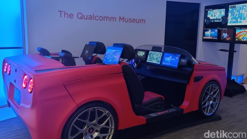 Museum Qualcomm di San Diego, California, AS. Menyimpan telepon CDMA pertama, telepon Presiden AS dan helikopter Mars.