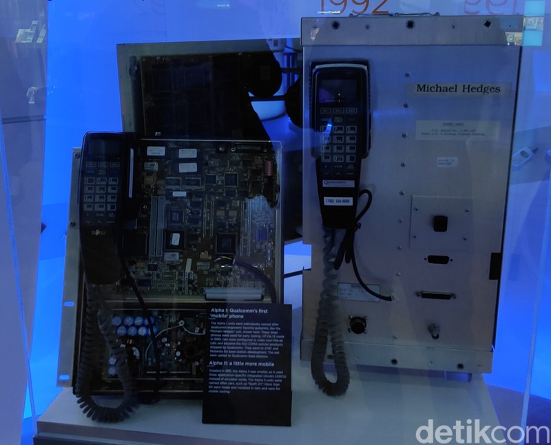 Museum Qualcomm di San Diego, California, AS. Menyimpan telepon CDMA pertama, telepon Presiden AS dan helikopter Mars.