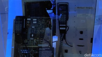 Kita akan melihat telepon seluler pertama buatan Qualcomm yaitu Alpha I dan Alpha II. Bentuknya sebesar koper briefcase! Foto: Fitraya Ramadhanny/detikcom