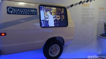 CDMA Test Van yang bersejarah. Alpha I dulu dibawa berkeliling dengan mobil van Qualcomm untuk menguji coba yang namanya mobile phone dan menandai kelahiran CDMA tahun 1989. Foto: Fitraya Ramadhanny/detikcom