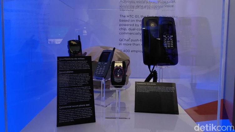 Museum Qualcomm di San Diego, California, AS. Menyimpan telepon CDMA pertama, telepon Presiden AS dan helikopter Mars.
