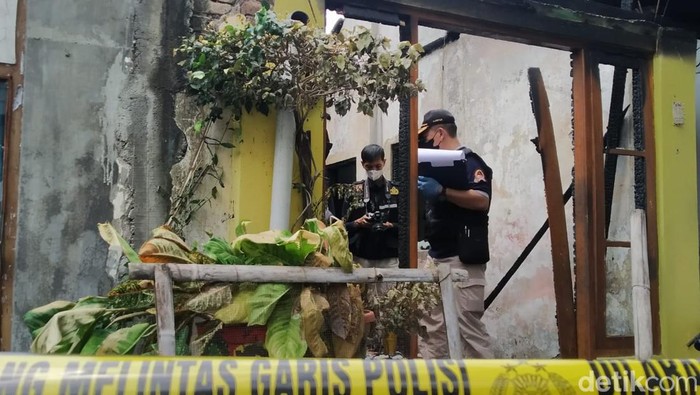 Olah TKP dilakukan di lokasi kebakaran di Depok, Sleman, Sabtu (3/9/2022).