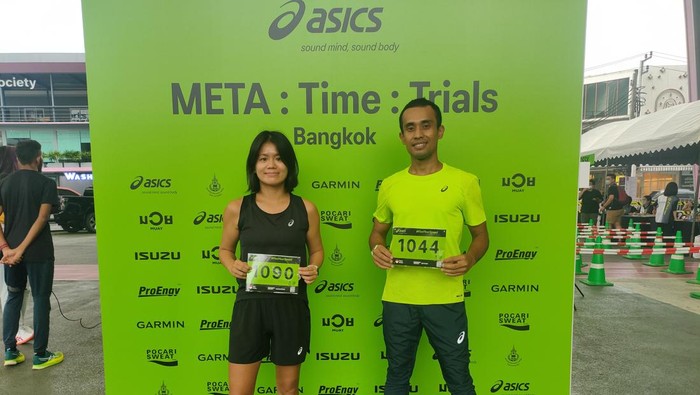 Pandu Winata-Devi Ardian(kiri) merupakan pelari komunitas yang jadi binaan ASICS Indonesia.