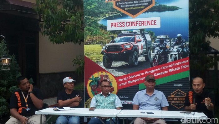 Panitia overlanding Indonesia cabang Sumut bersama panitia pelaksana saat pers rilis di medan. (Datuk Haris Molana/detikSumut)