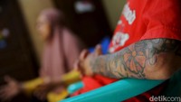 Ibu 2 anak berinisial H (37) asal Bandung ini juga kini tengah mengandung anak ketiga dari pernikahannya yang kedua dengan A. Kini, H tengah hamil 8 bulan dari suami yang sama-sama berstatus positif HIV. Sang jabang bayi dan calon anak ini bisa Negatif kok, asalkan mengikuti prosedur PPIA dengan baik dan benar.