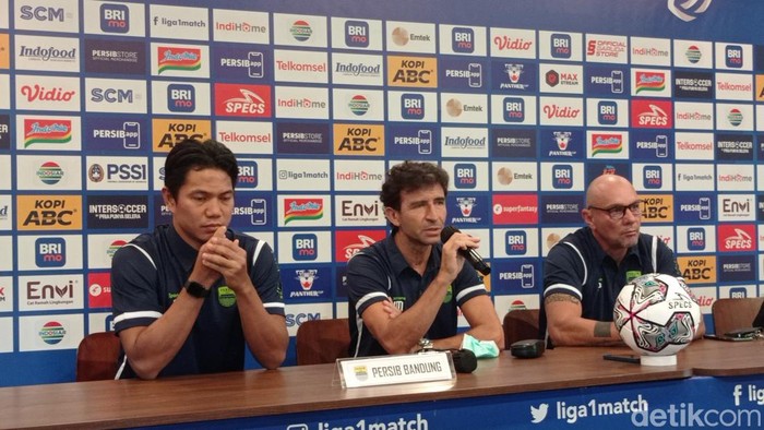 Pelatih Persib Bandung, Luis Milla saat jumpa pers jelang laga Persib vs Rans Nusantara