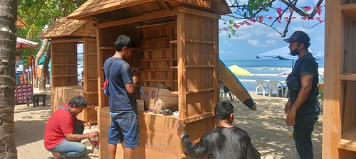 Pemasangan rombong kayu Ulin asli Kalimantan Timur untuk sejumlah pedagang di Pantai Kuta, Badung, Sabtu (3/9/2022)