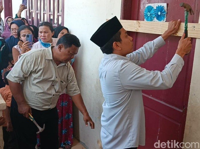 Pembukaan segel SD Al Hidayah 3 kelas SD Al Hidayah di Kecamatan Sunggal, Kabupaten Deli Serdang, yang sebelumnya disegel kini telah dibuka. (Goklas Wisely).